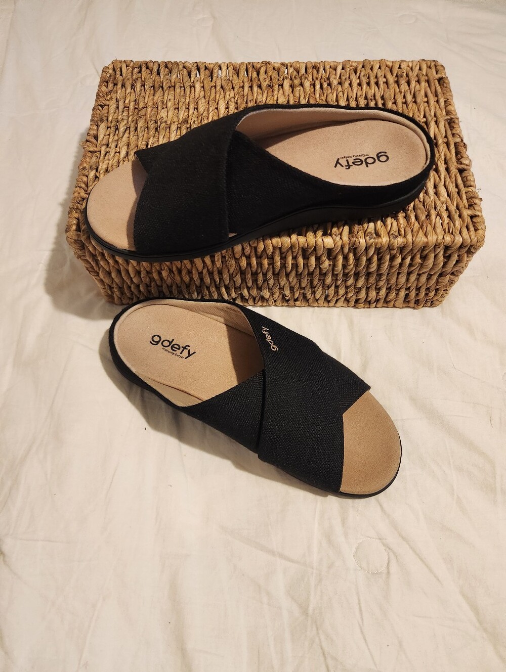 Gdefy By Gravity Women's Black Cross-Band Mule Slides Sz 9.5/10